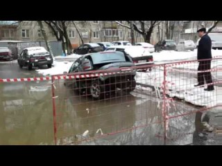 Коммунальщики разорвали машину, вытаскивая её из ямы