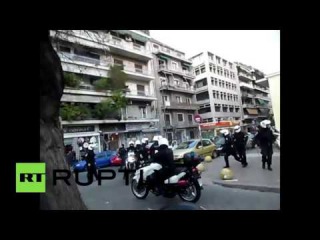 عملية اعتقال لاجئين بعنف من قبل الشرطة اليونانية في شوارع أثينا