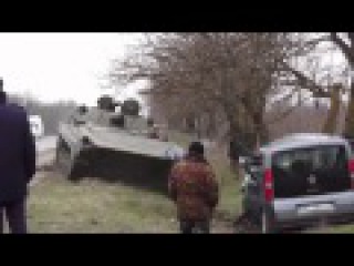 Укрвойны на БМП таранят гражданский автомобиль!