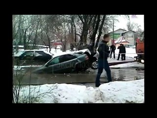 Коммунальщики разорвали машину на части вытаскивая её из ямы (Полная версия )