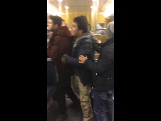 Asylanten belästigen junge Frau und attackieren alte Herren in Münchener U-Bahn