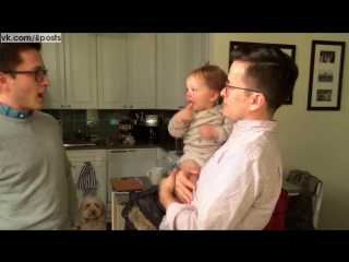 Маленькая девочка видит брата-близнеца отца / A baby meets the twin brother of his father