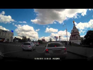 Разворот на перексретке под красный сигнал светофора (10.06.2015)