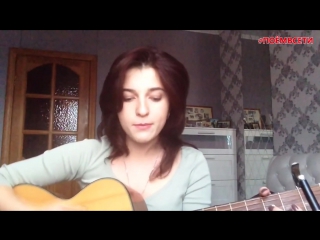 Девушка круто поёт песню