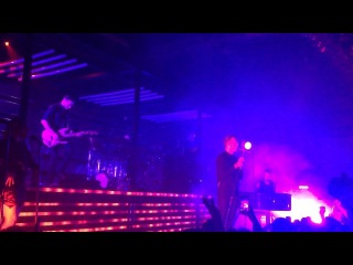Debora Bandini on Instagram: “HURTS💜 #somebodytodiefor #hurts #live #performance #concert #milano #alcatraz #surrender #tour #lights @theohurts @babialoha_81”