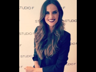 Glamour México y Latinoamérica on Instagram: “Encantadora @iza_goulart en el brunch de @studiofmexico. | Video: @andreamdz #GlamourHappens #izabelgoulart #StudioF”