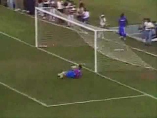 Velloso não pede barreira e Marcelinho faz gol épico