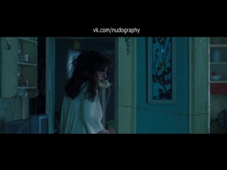 Энн Хэтэуэй (Anne Hathaway) без лифчика в фильме