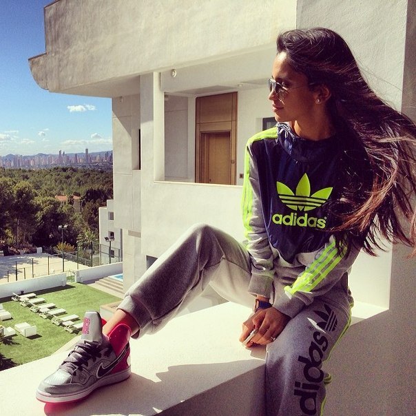 smotret-kartinki-bryunetok-v-sportivnih-kostyumah-smotret-porno-pod-yubkami-u-nevest