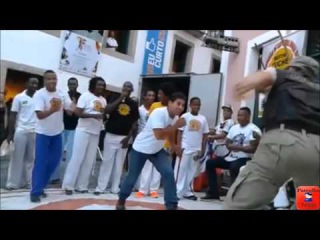 Policial entra na roda de capoeira e dá show no Pelourinho - Bahia