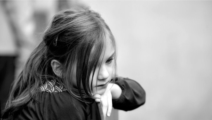 Девочка грустит картинка