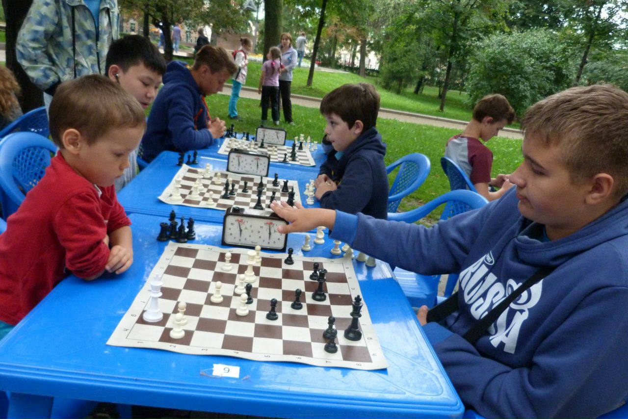 Спорт в социальных науках. Янаул шахматный столик Жукова. Дворовые шахматные турниры в советские времена. Жилой комплекс с шахматными столиками Москва. День двора 20микр Братск.
