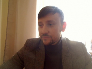 Девушка купается в мужском внимании после гипнотерапии.