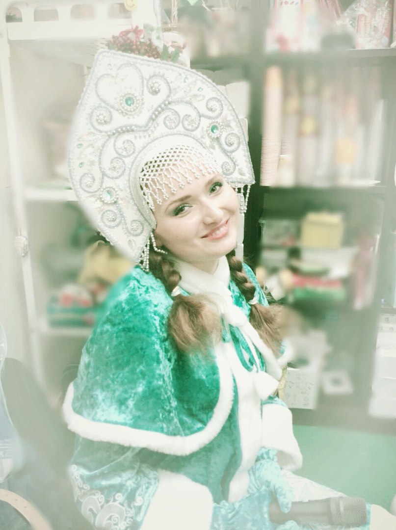 образ снегурочки. дед мороз и снегурочка в лесу. появление снегурочки. фото снегурочка в лесу сидит. дед мороз и снегурочка.