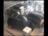 Недовольный клиент разгромил автосалон Nissan.