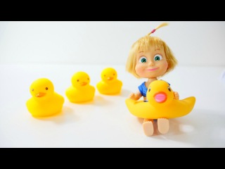 Havuzda bebek oyunu. Oyuncak bebek Maşa havuzda yüzüyor. Saymayı öğreniyoruz