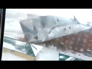 В Красноярском крае порывом ветра сорвало крышу пятиэтажки- видео