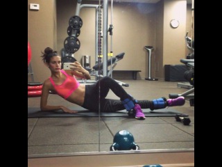 Sara Sampaio on Instagram: “Inner thighs 💪🏼💪🏼💪🏼 @victoriassecretsport @victoriassecret #vsx #fitnessmotivation #sundayvibes #gymtime”