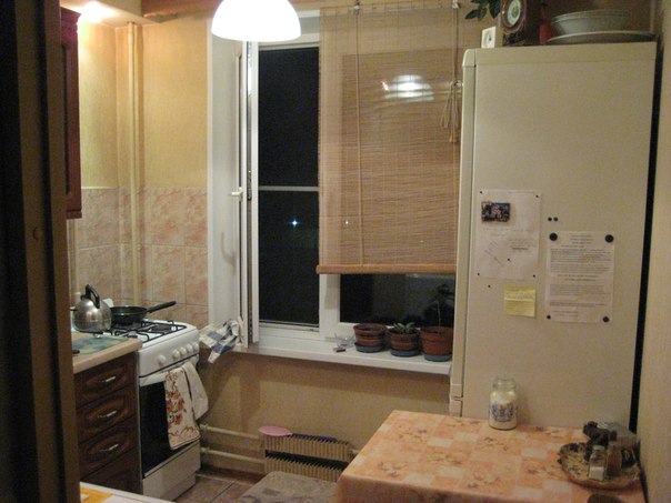 Фото: Без посредников и залога, Сдается изолированная комната 14м2 в двухкомнатной квартире. Шаговая доступность от м. Выхино 5-7минут пешком. <br>Мебель: диван IKEA, стол, стулья, тумба тв+ТВ, шкафы в прихожей 2х створчатый + отделение с полками, вся техника есть. <br>Можно курить (кухня). <br>Девушке, славянке, 25-40л. (мужчины и семейные пары не рассматриваются) <br>15000р. /мес. <br>Сосед я, он же собственник, ценю личное пространство, порядочный, хозяйственный, не ханжа. <br>В квартире действуют незримые правила :