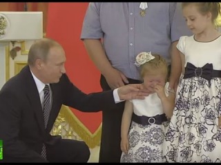 Девочка испугалась Владимира Путина и начала плакать в Кремле