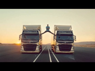 Жин-Кляд Ван Думм скачет по грузовикам (ClusterTruck)