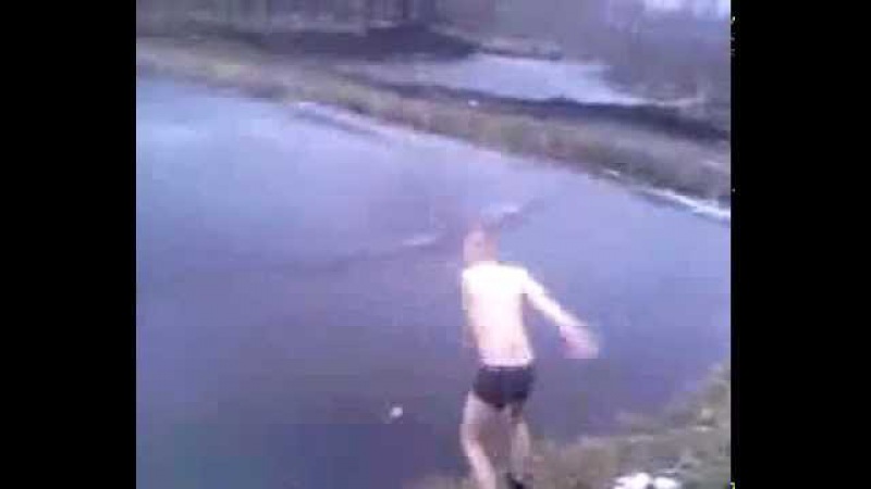 Чувак прыгает на лед - ржака