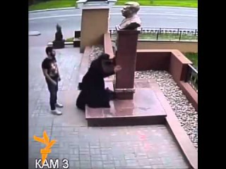 Священник и бюст Сталина г. Липецк, наши дни.