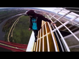 'Spider Man kids' scale Spain's 'highest bridge' without ropes