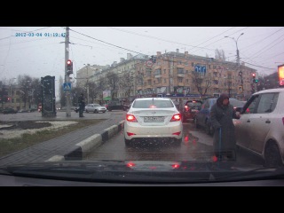 В Воронеже недовольная попрошайка высыпала мелочь водителю в салон