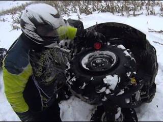 Бортировка колеса в полевых условиях Yamaha Grizzly 700. Assembly of a wheel in the field.
