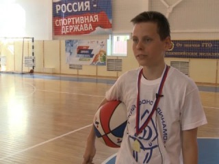 Полицейские подарили грязовецким школьникам баскетбольную экипировку