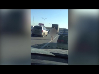 Девушка голышом прошлась на МКАД