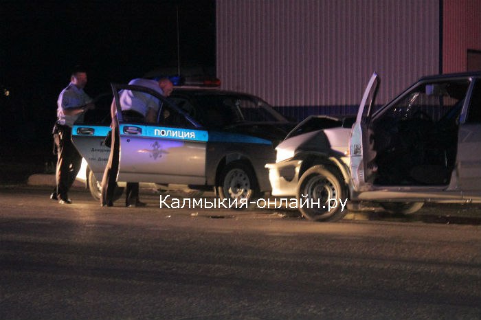 В Элисте пьяный водитель врезался в полицейский автомобиль