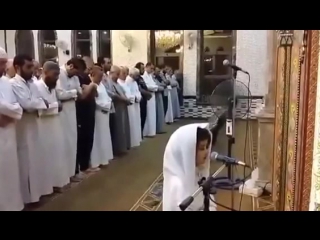 Ребёнок стоит за имама, совершает намаз!