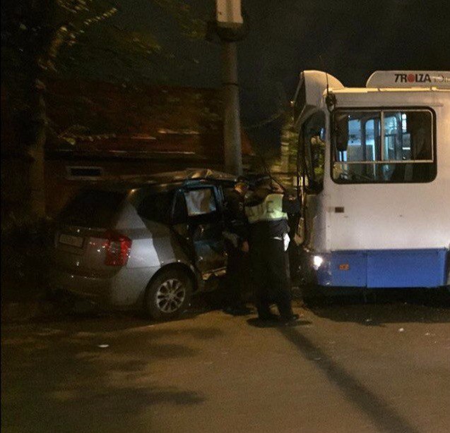 В славянске троллейбус с десятками пассажиров попал в дтп с грузовиком