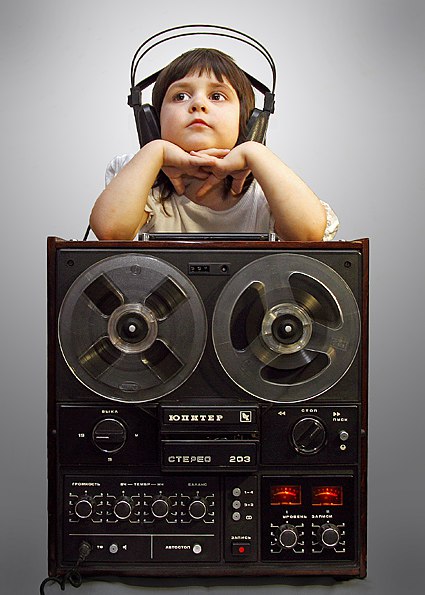 Дедушка с радио. Прослушать предыдущую. Девушка с виниловой пластинкой. Граммофон 1930. Прослушать предыдущую.