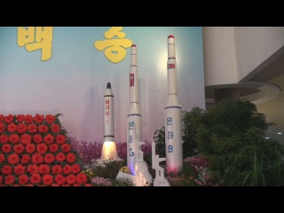 潜水艦ミサイル模型も展示 花の展示会公開 Models of North Korean missiles displayed at flower exhibition