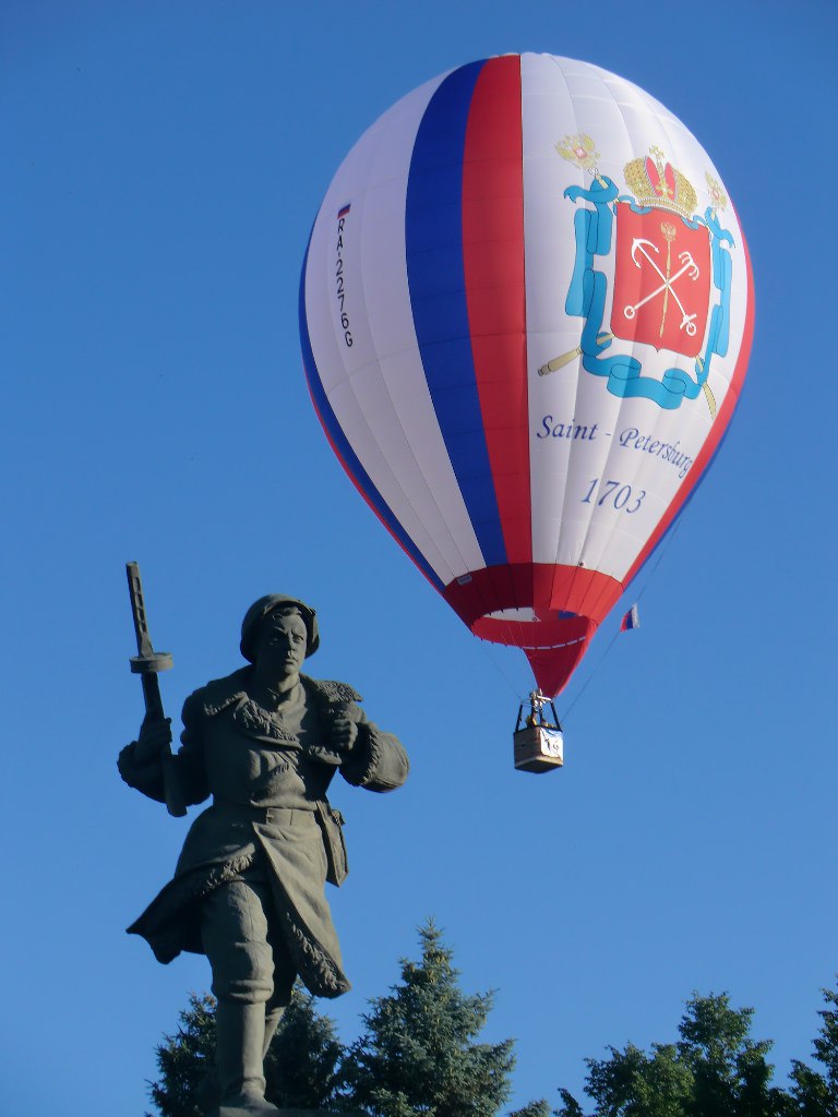Полет на воздушном шаре петербург. Воздушные шары в небе. Полет на воздушном шаре в санкт-петербурге. Воздухоплавание на воздушных шарах. Питер воздушный шар.