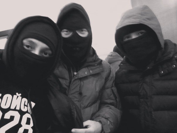 zheni-v-maskah-i-tolpoy