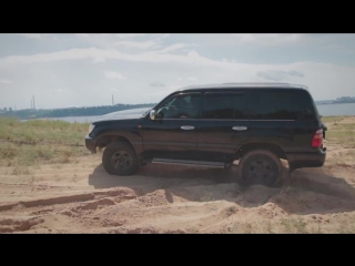 Range Rover Sport SVR и Land Cruiser 105 в песке.