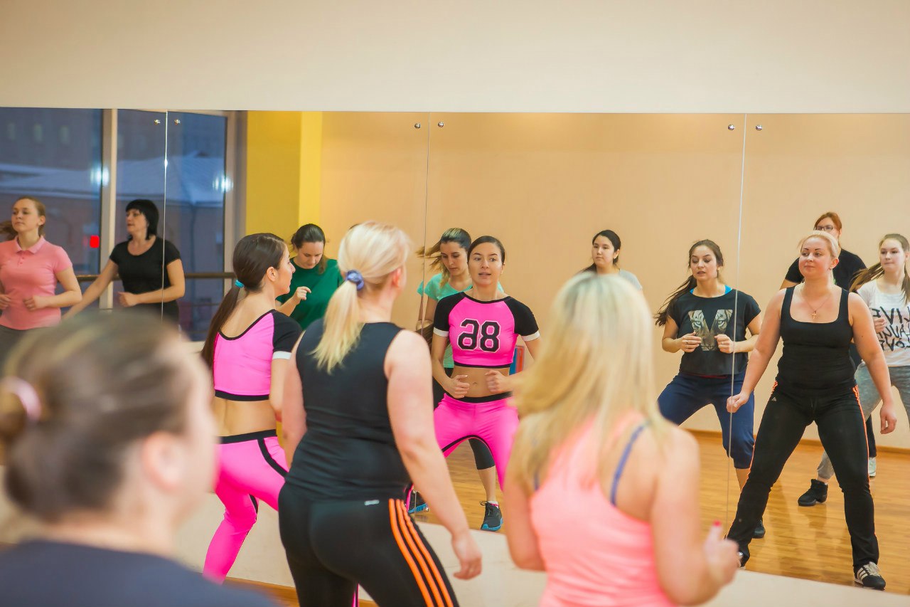 Фитнес омск нефтяники. Колизей Колтуши фитнес. Фитнес Симферополь. Меганом фитнес Симферополь. Оксиген Симферополь спортклуб.