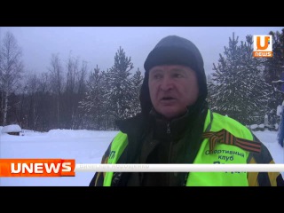 Дети вместе со своими родителями лепят из глины различные фигуры для участников