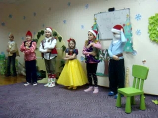 НОВОРІЧНА ВИСТАВА 2015: БІЛОСНІЖКА ТА 4ро ГНОМІВ. (центр на вул М.Ушакова, 1В. Викладач - Аліна Міщенко)