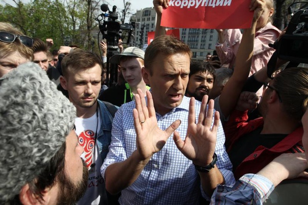Суд продлил испытательный срок Навальному по делу «Кировлеса». Что это означает
