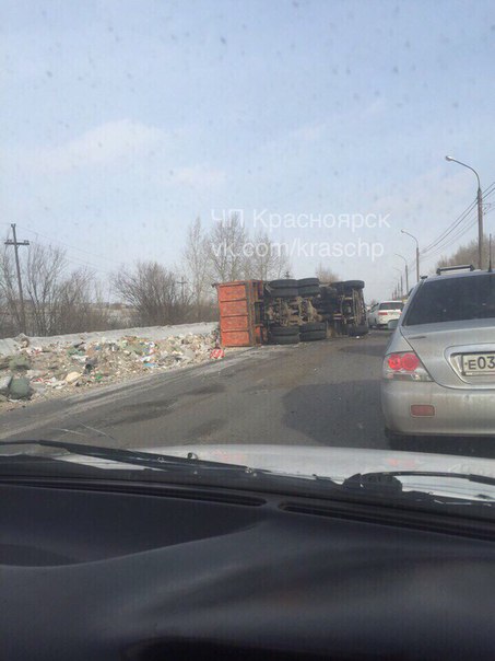 В Красноярске на Северном шоссе опрокинулся КамАЗ-мусоровоз В Красноярске на Северном шоссе опрокинулся КамАЗ-мусоровоз