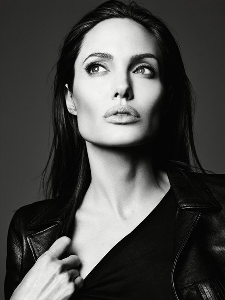 На фотографии Анджелина Джоли (Angelina Jolie)
