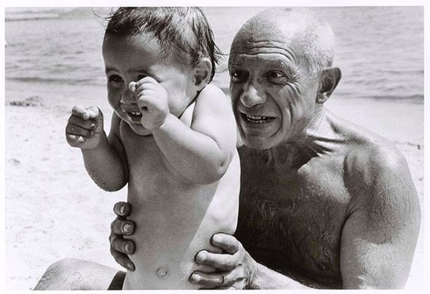На фотографии Pablo Picasso со своим сыном, 1948 год