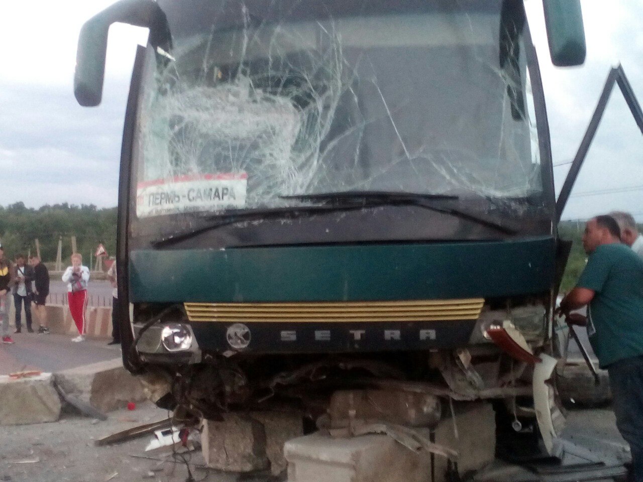 На трассе под Самарой разбился пассажирский автобус из Перми