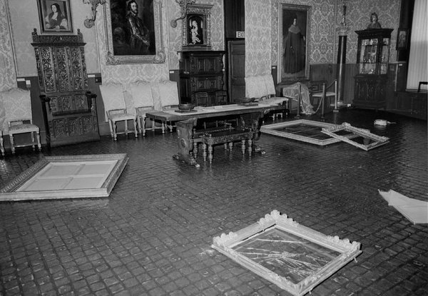 Как крадут картины 12 декабря 1913 года власти Флоренции объявили, что обнаружена самая великая из когда-либо украденных картин «Мона Лиза», исчезнувшая два года назад из Лувра. За прошедший век