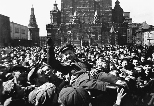 Празднование победы над Германией на Красной Площади. СССР. Май 1945 г.